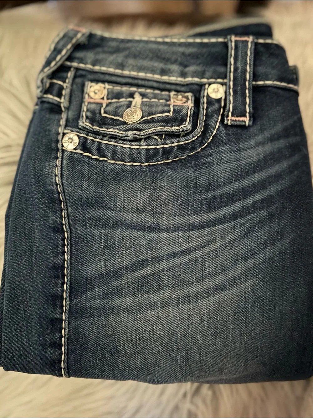 True Religion 17 opening detail